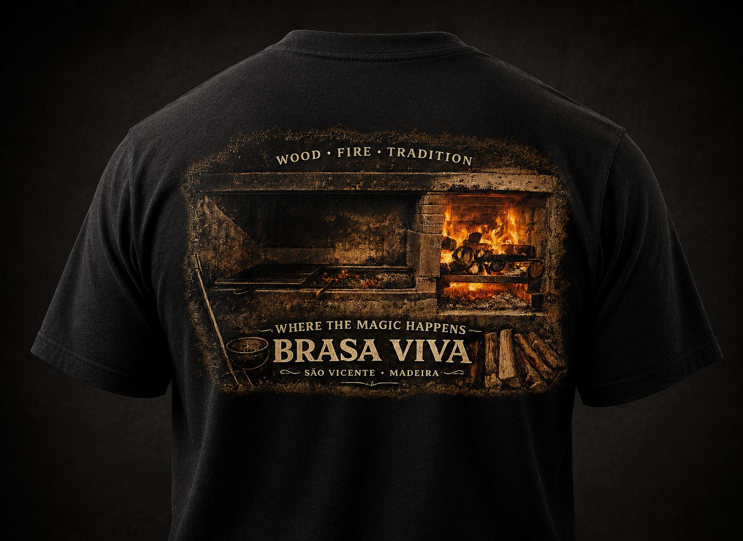 T-shirt Brasa Viva com estampagem nas costas do forno a lenha, desenhada e impressa pela Madeira Originals